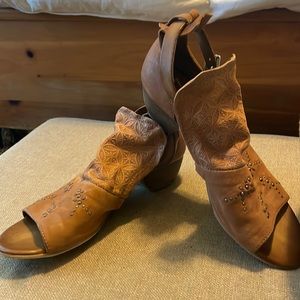 Miz Mooz leather studded low-heel sandal 9/40